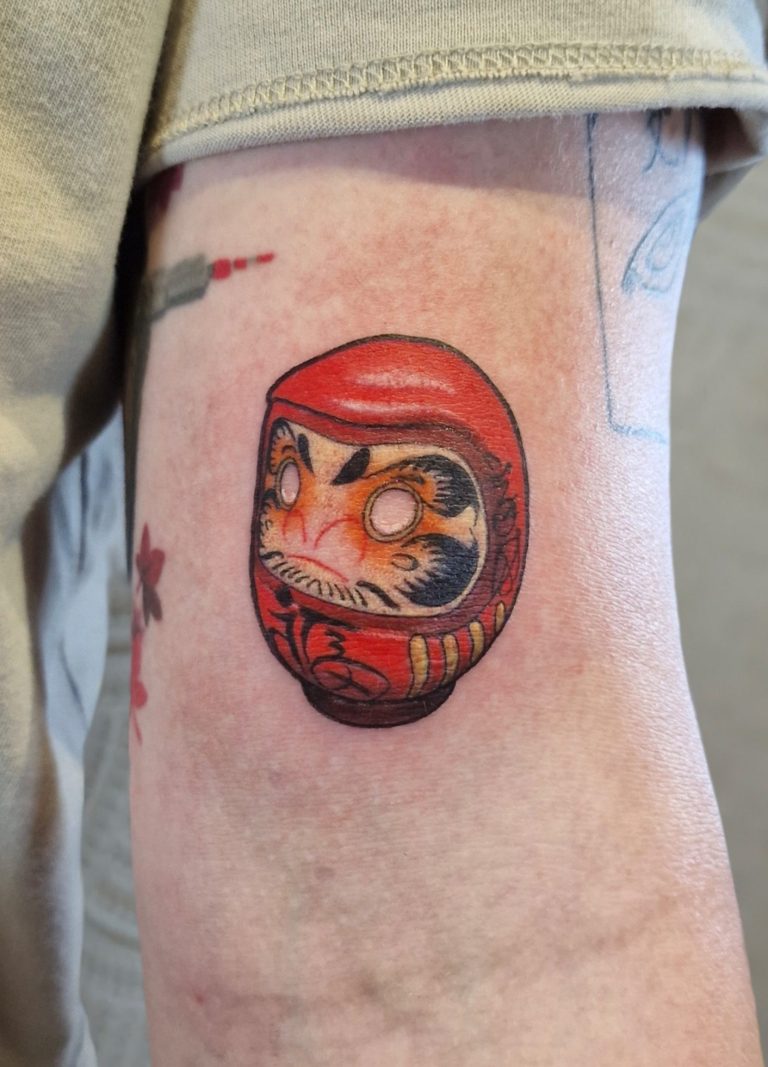 tatouage daruma japon figurine