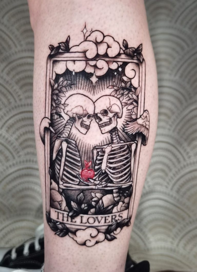 tatouage carte tarot squelette noir et gris the lovers toulouse