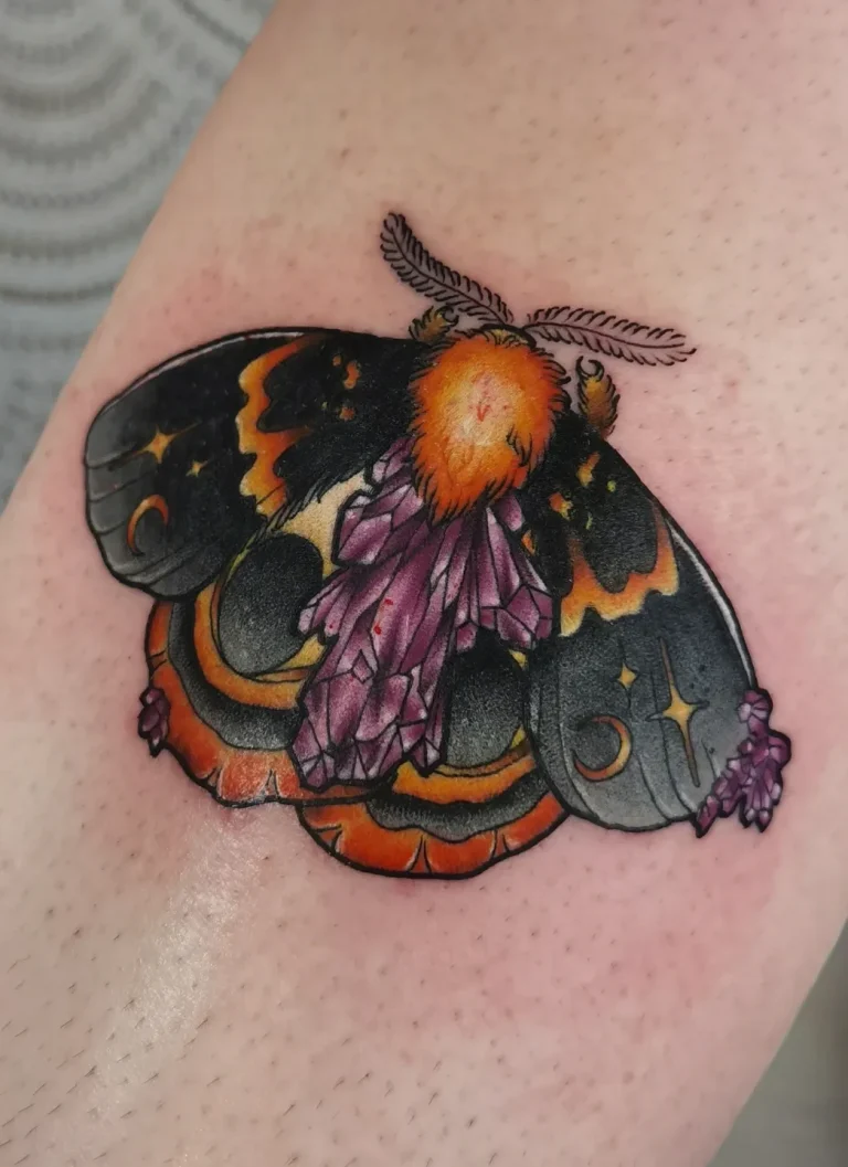 tatouage papillon neo traditionnel couleur cristaux