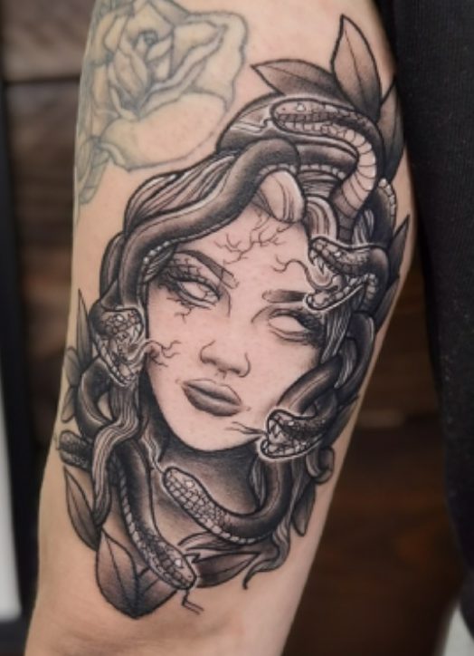 tatouage medusa noir et gris toulouse neo traditonnel