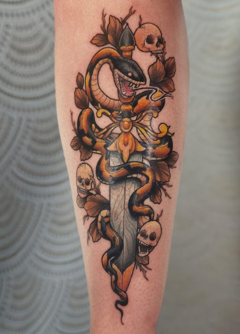 tatouage neo traditionnel serpent et dague couleur