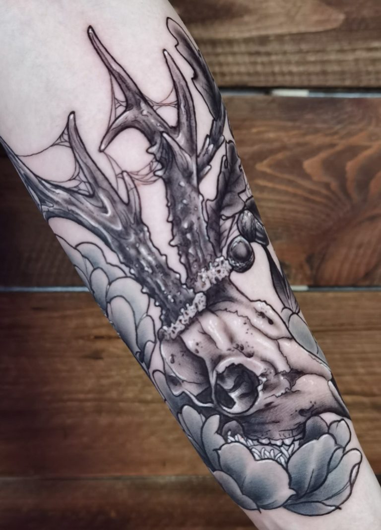 tatouage cerf noir et gris neotrad toulouse