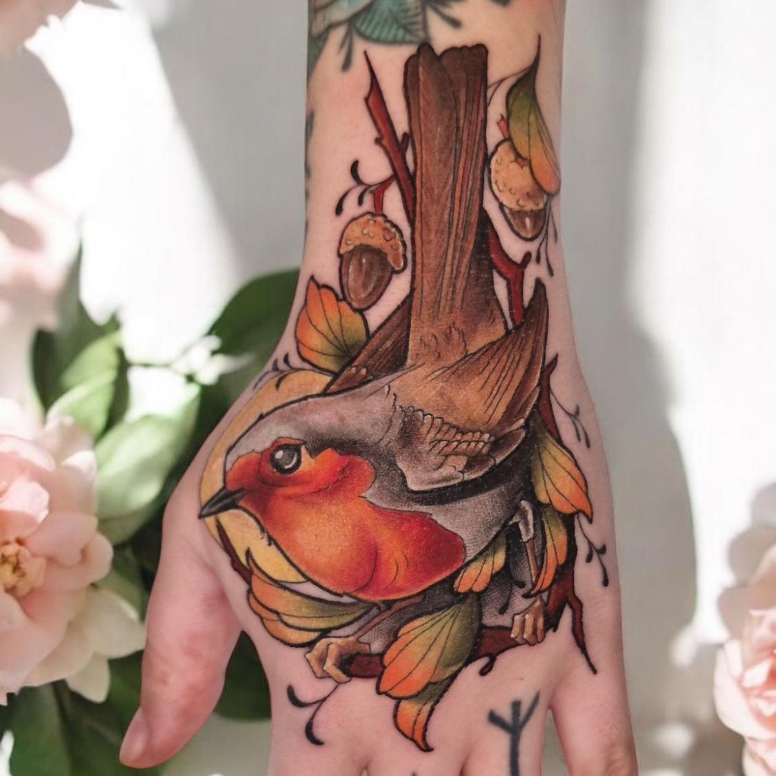 tatouage couleur rouge gorge main tatouage couleur rouge gorge main