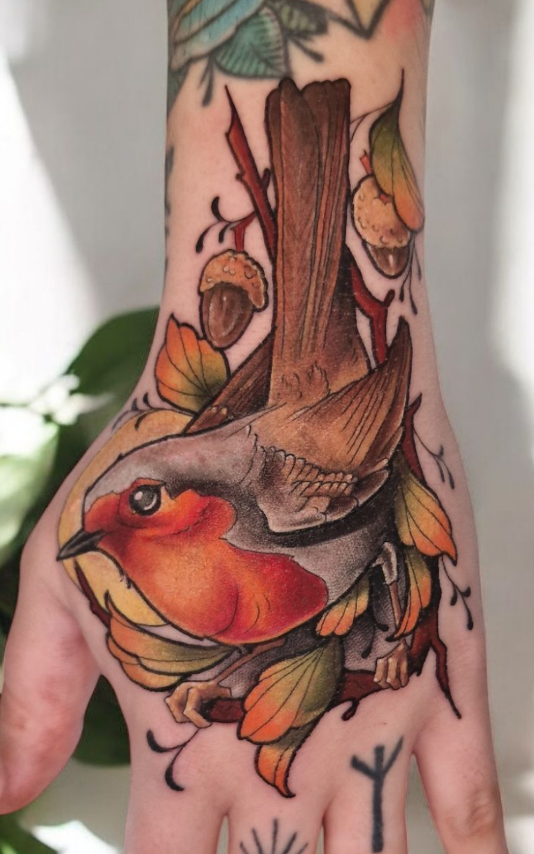 tatouage neo tradtionnel rouge gorge couleur sur main joon tattoo