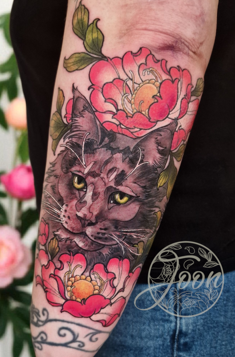 tatouage chat animal néo traditionnel couleurs et fleurs pivoines