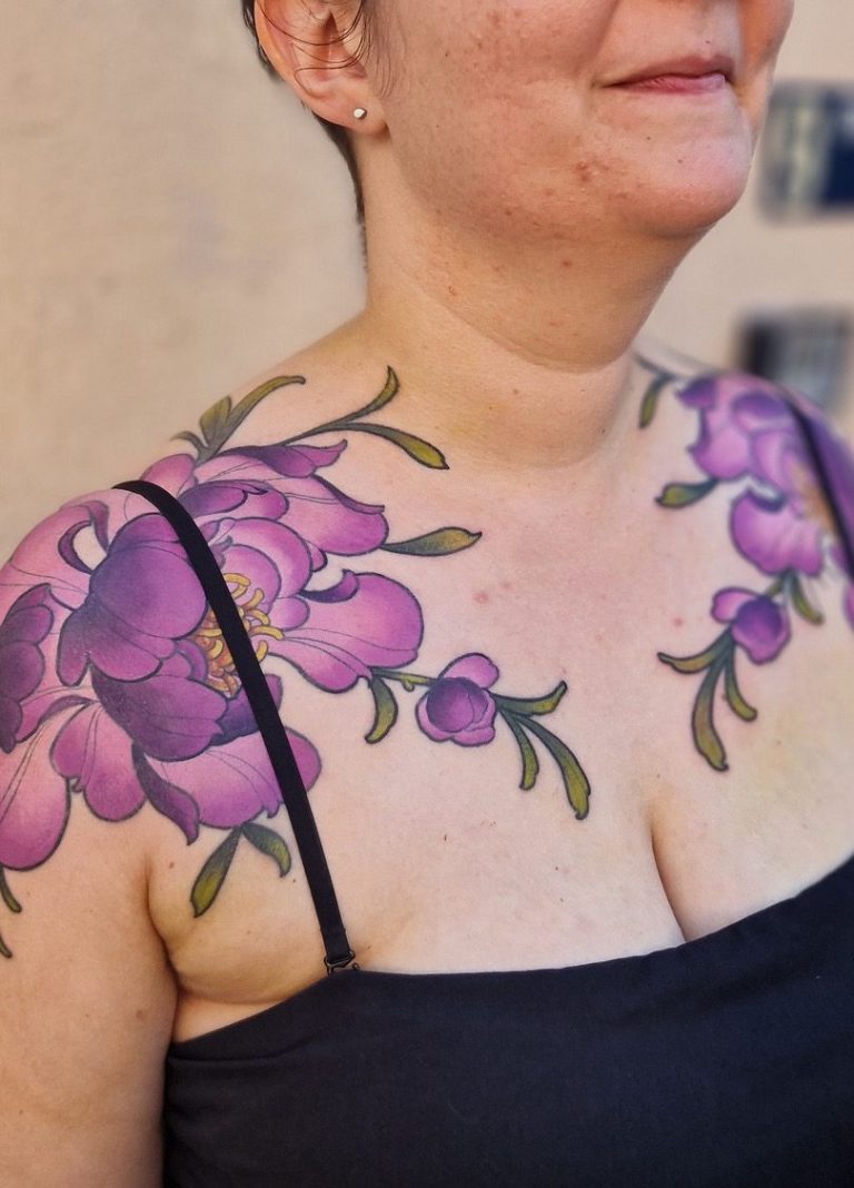 tatouage feminin poitrine chest fleur pivoines couleur