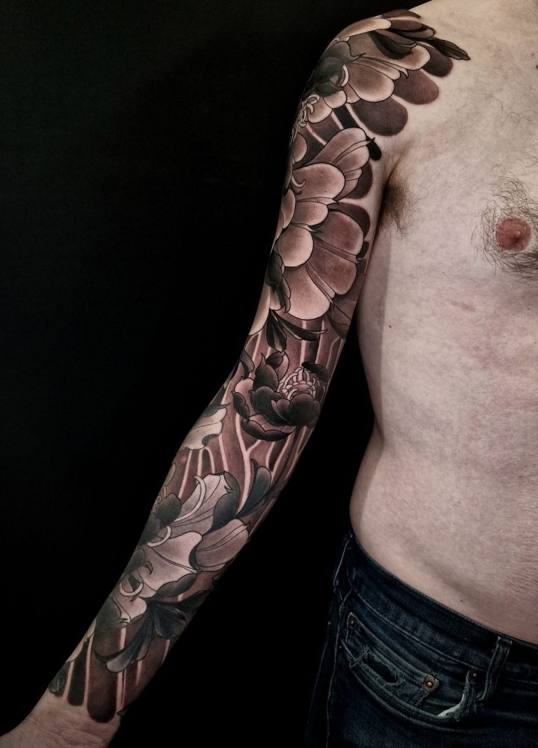 tatouage manchette japon toulouse noir et gris