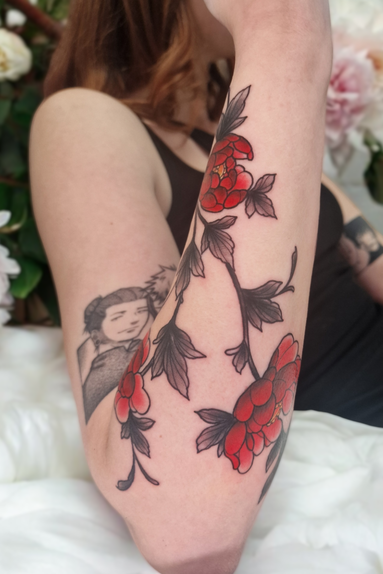 salon de tatouage toulouse fleur pivoine avant bras rouge