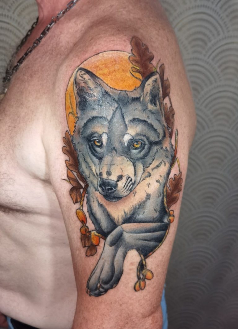 cover tatouage loup neo traditionnel couleur noir et gris