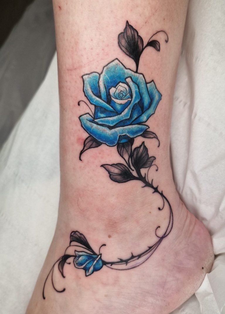tatouage rose bleu fleurs pied